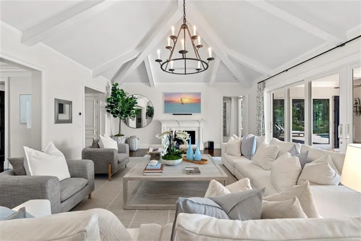 dash_LIVING_ROOM_STRAIGHT_LEFT
