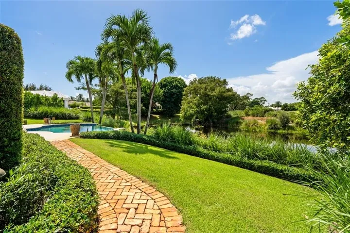 dash_WALKWAY_TO_POOL
