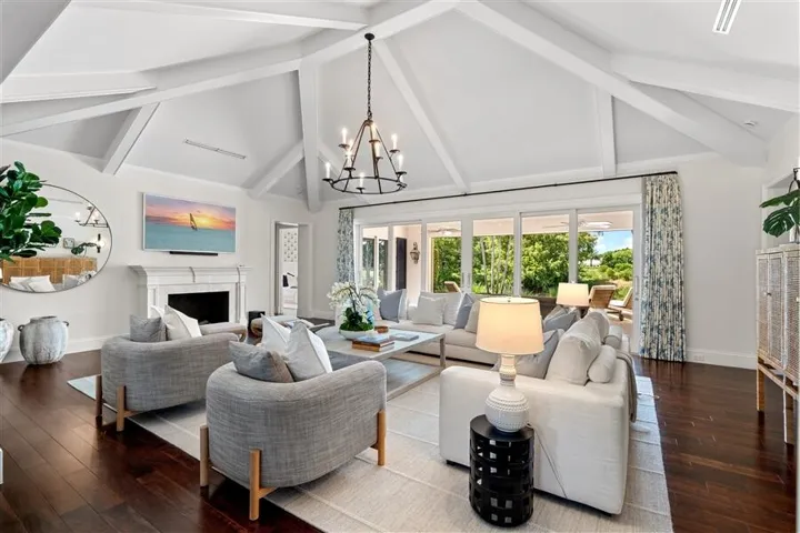 dash_LIVING_ROOM_ANGLE_LEFT