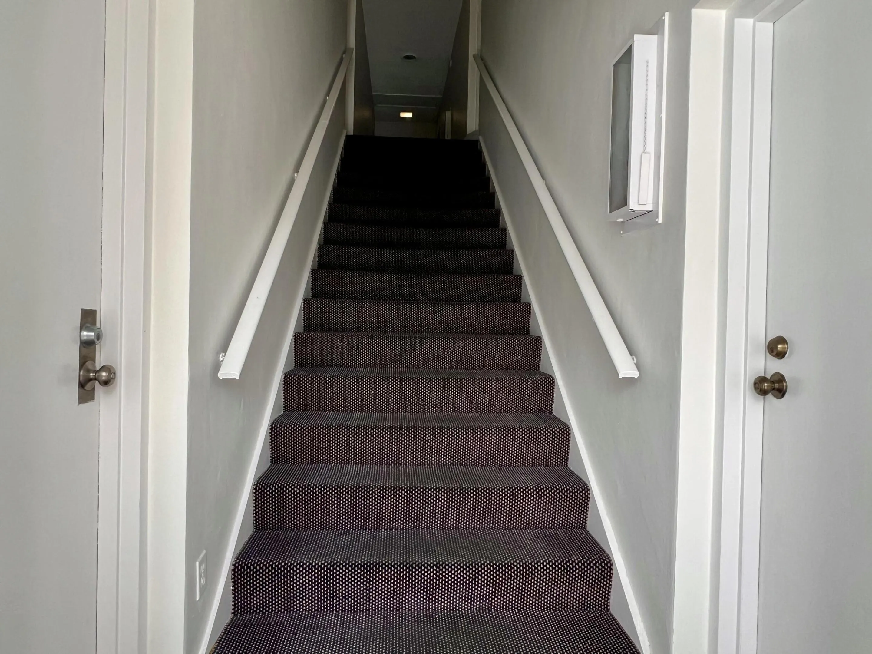 Property located in the second floor. No elevators