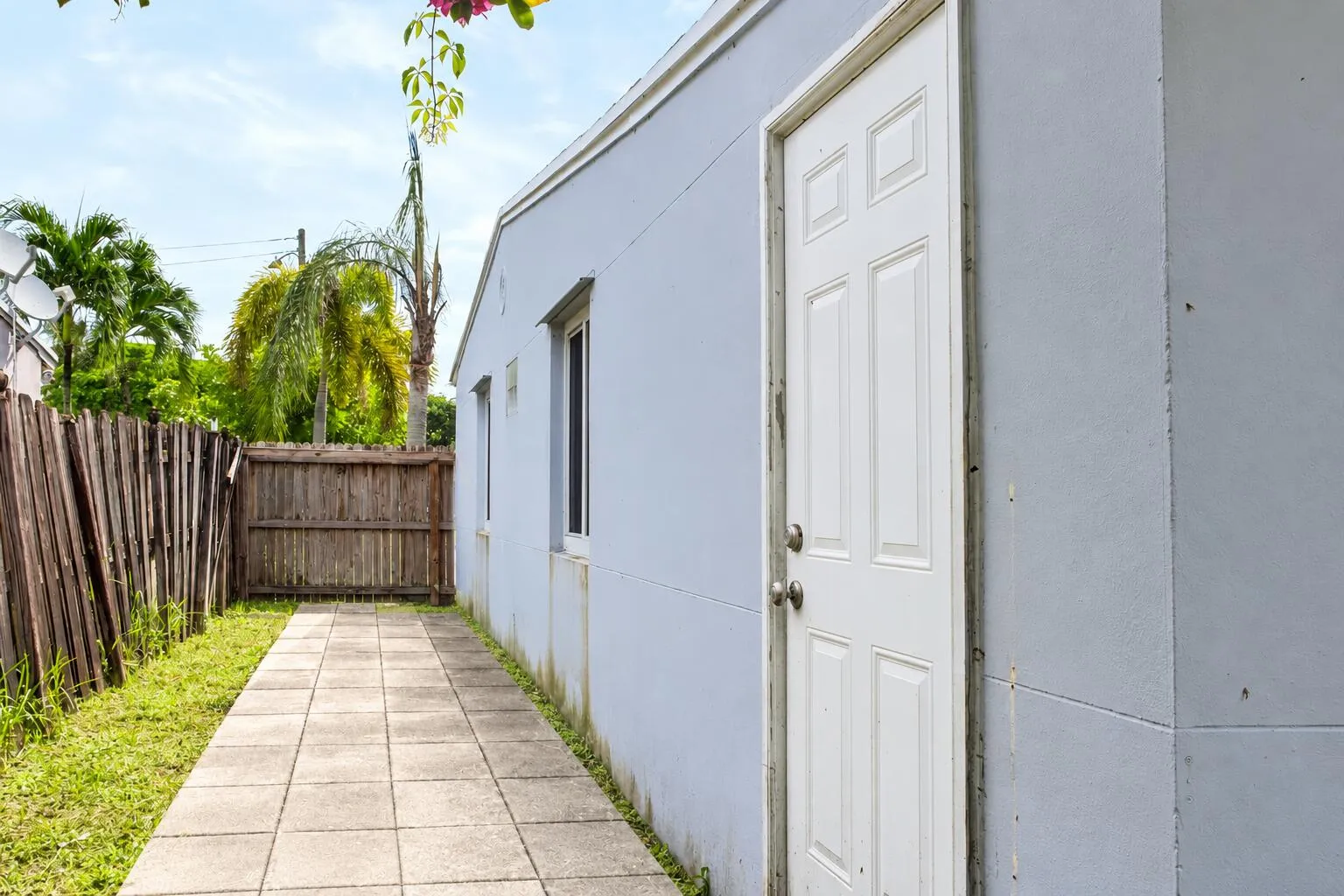 1413 Side walkway bright