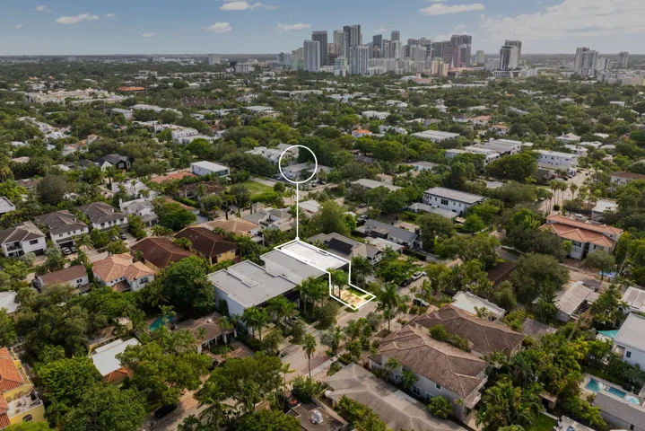 Minutes to Downtown and LAs Olas