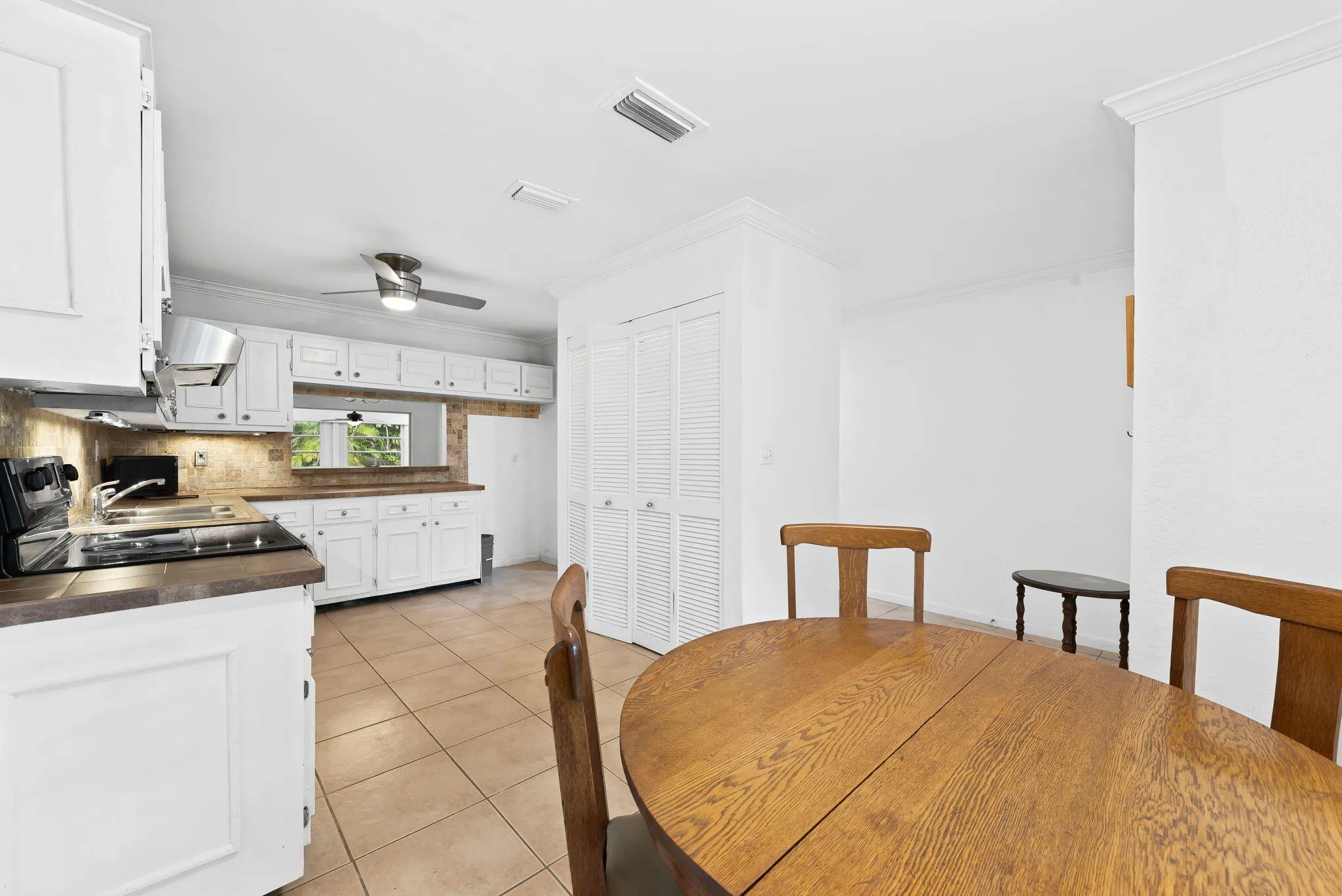 Kitchen & Breakfast Nook
