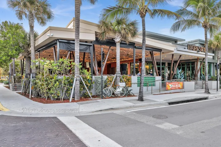 dining at the Pompano Pier