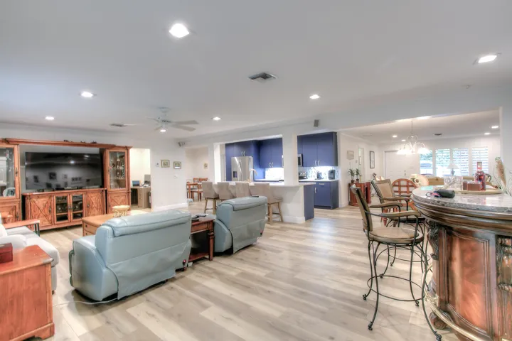 931 NE 23rd Terr-4