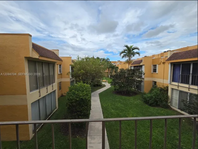 garden/courtyard view by front door