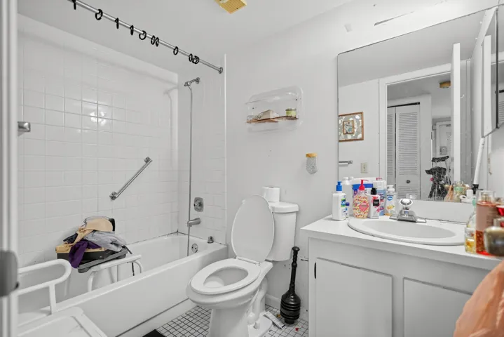 31_Building_177-Bathroom-0250