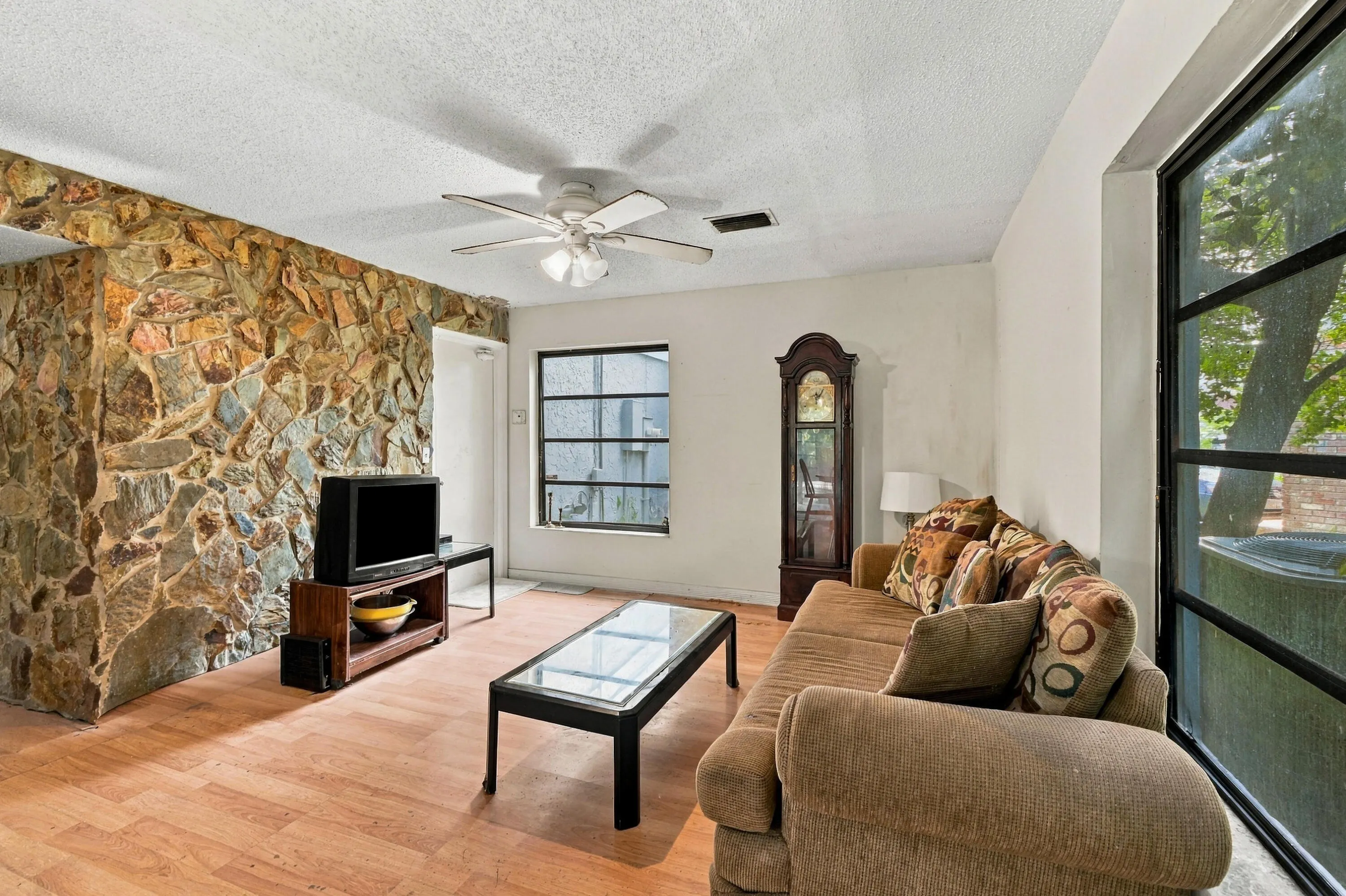 13_family room