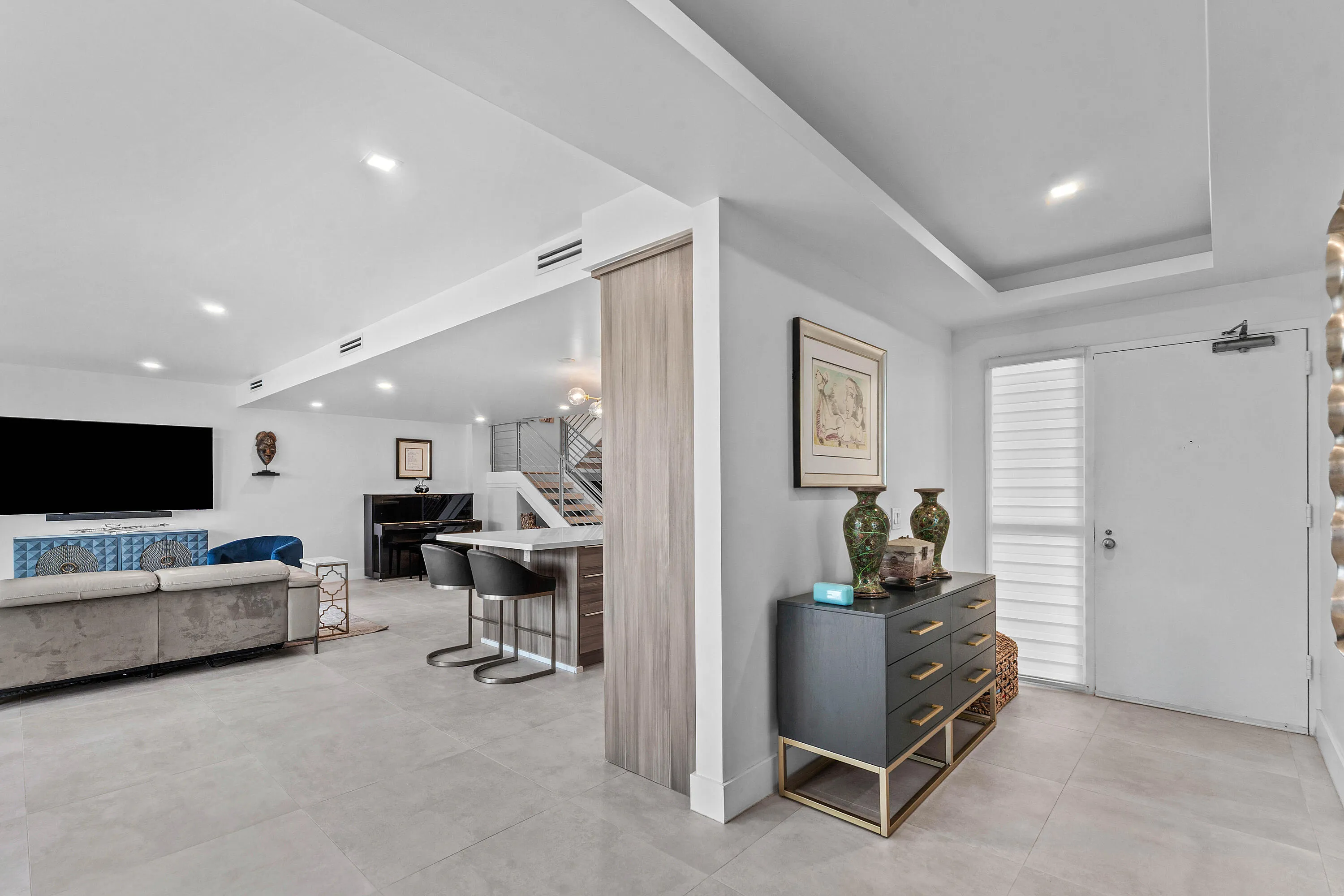 Foyer entry off the pool deck