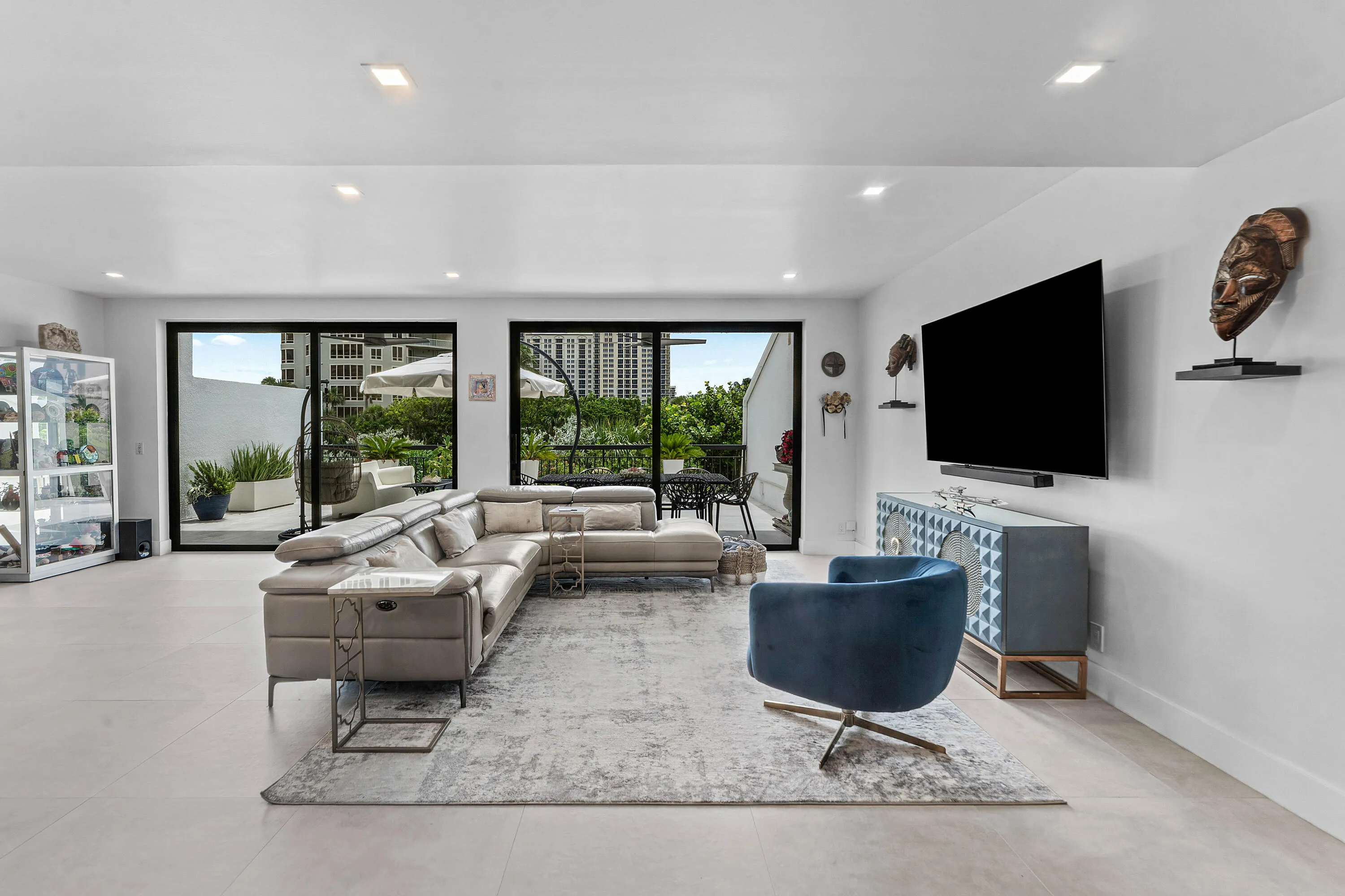 Livingroom with floor to ceiling sliders