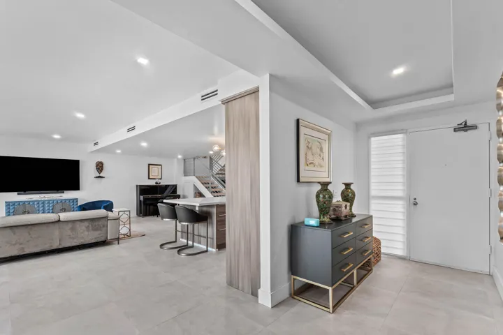 Foyer entry off the pool deck
