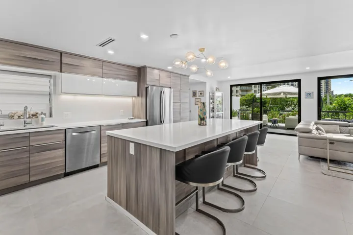 Seating for 6 at the Kitchen Island