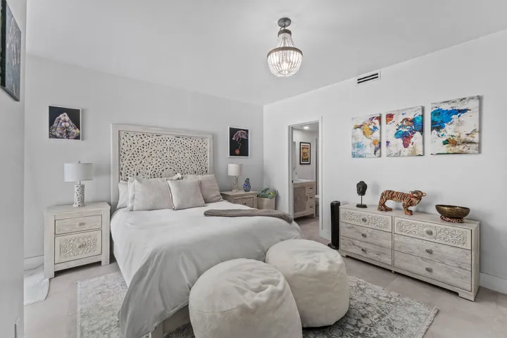 Guest bedroom 1 w/private ensuite