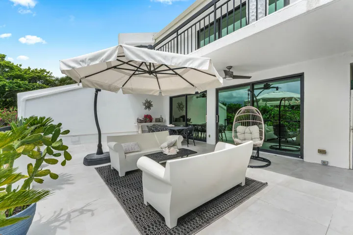 Livingroom & Master Balcony