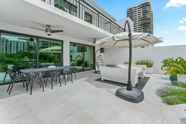 Large Balcony off the Livingroom