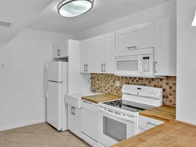 Baker 402 kitchen close up