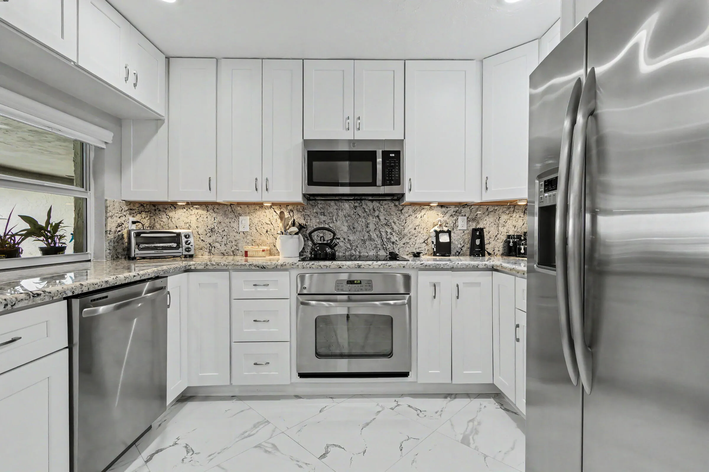Clean and well-organized kitchen.