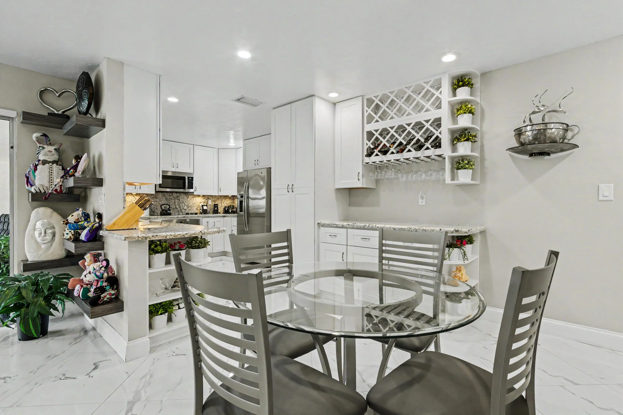 Eat-in kitchen area