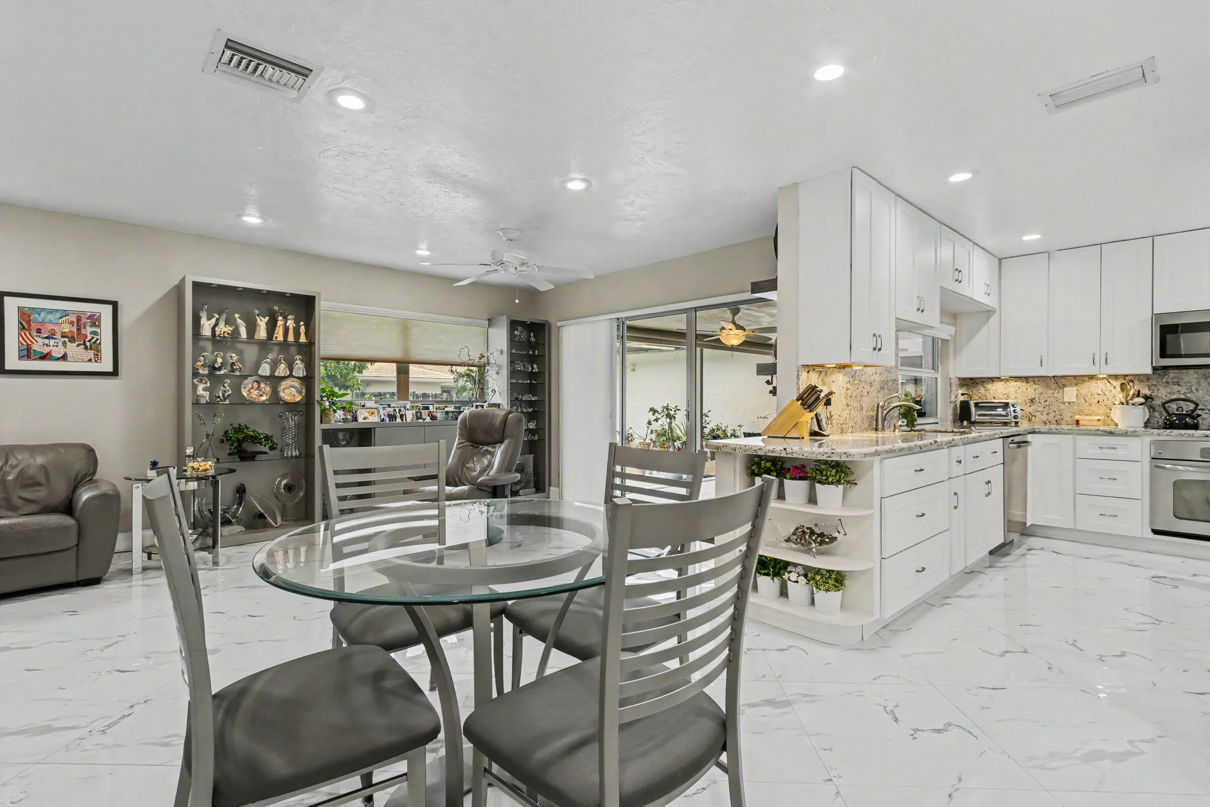 Eat-in kitchen area