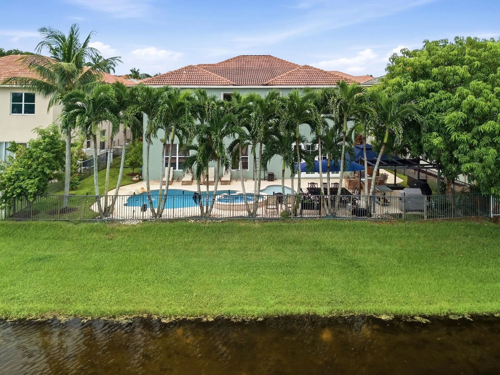 Aerial_Backyard_Lake