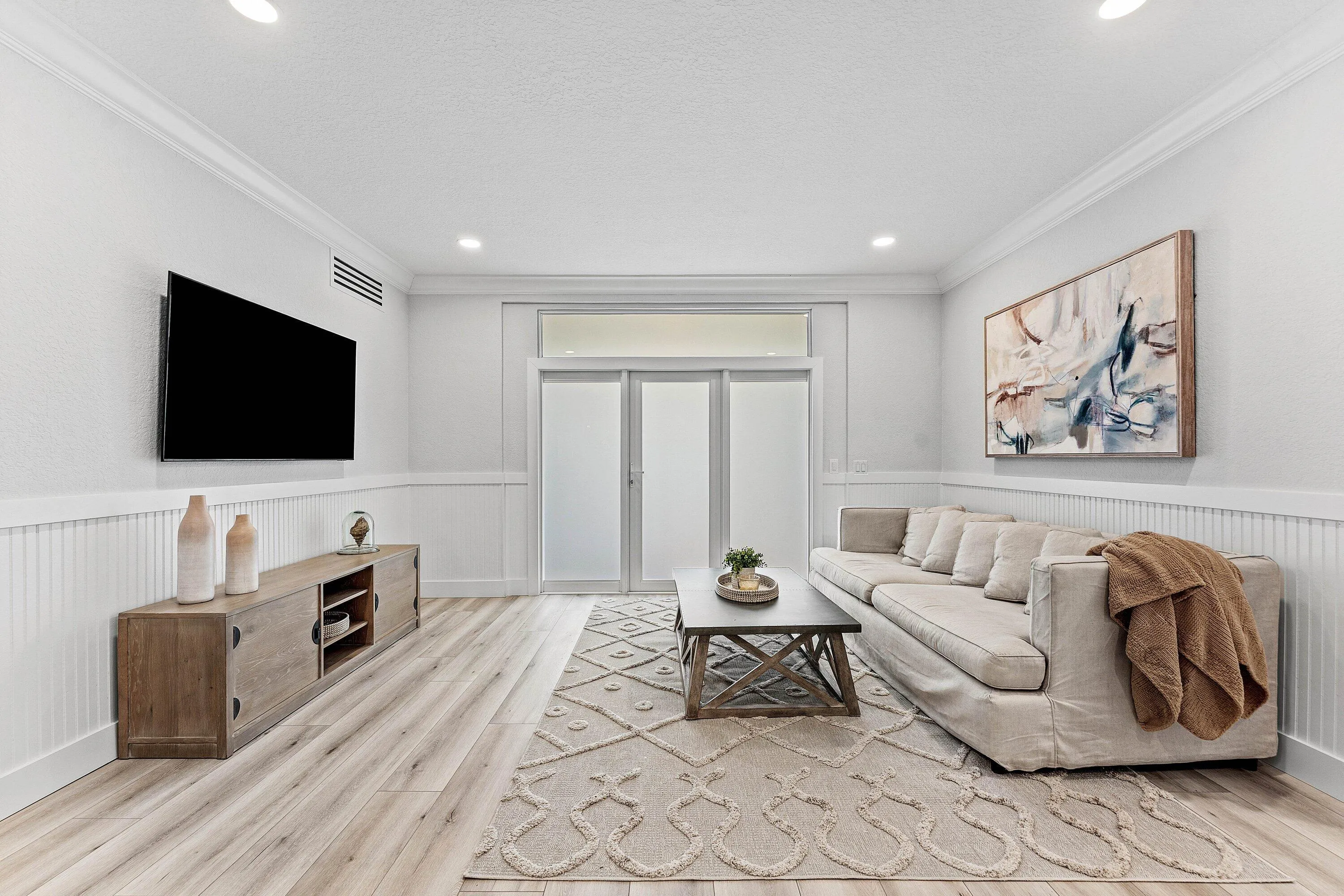 SPACIOUS LIVING ROOM