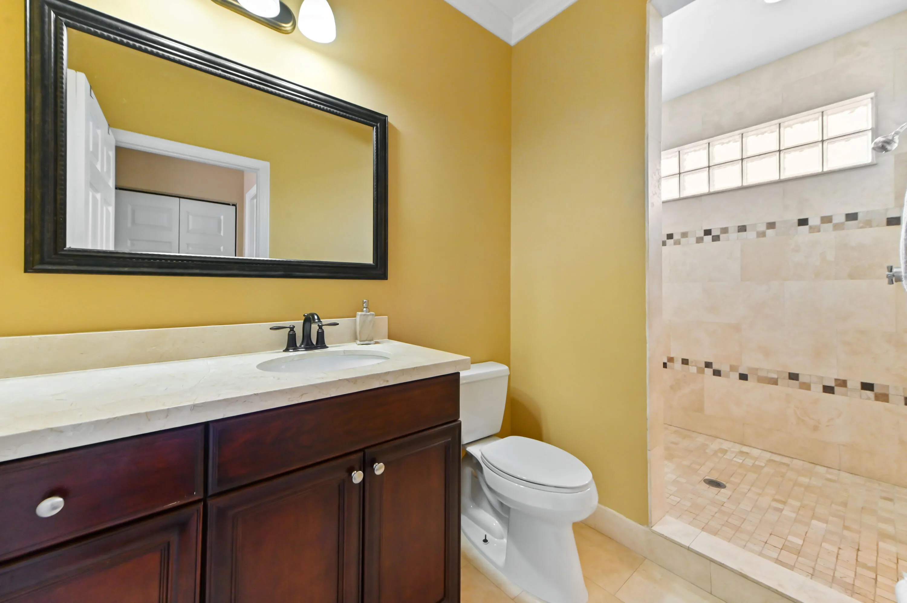 32 bathroom 02