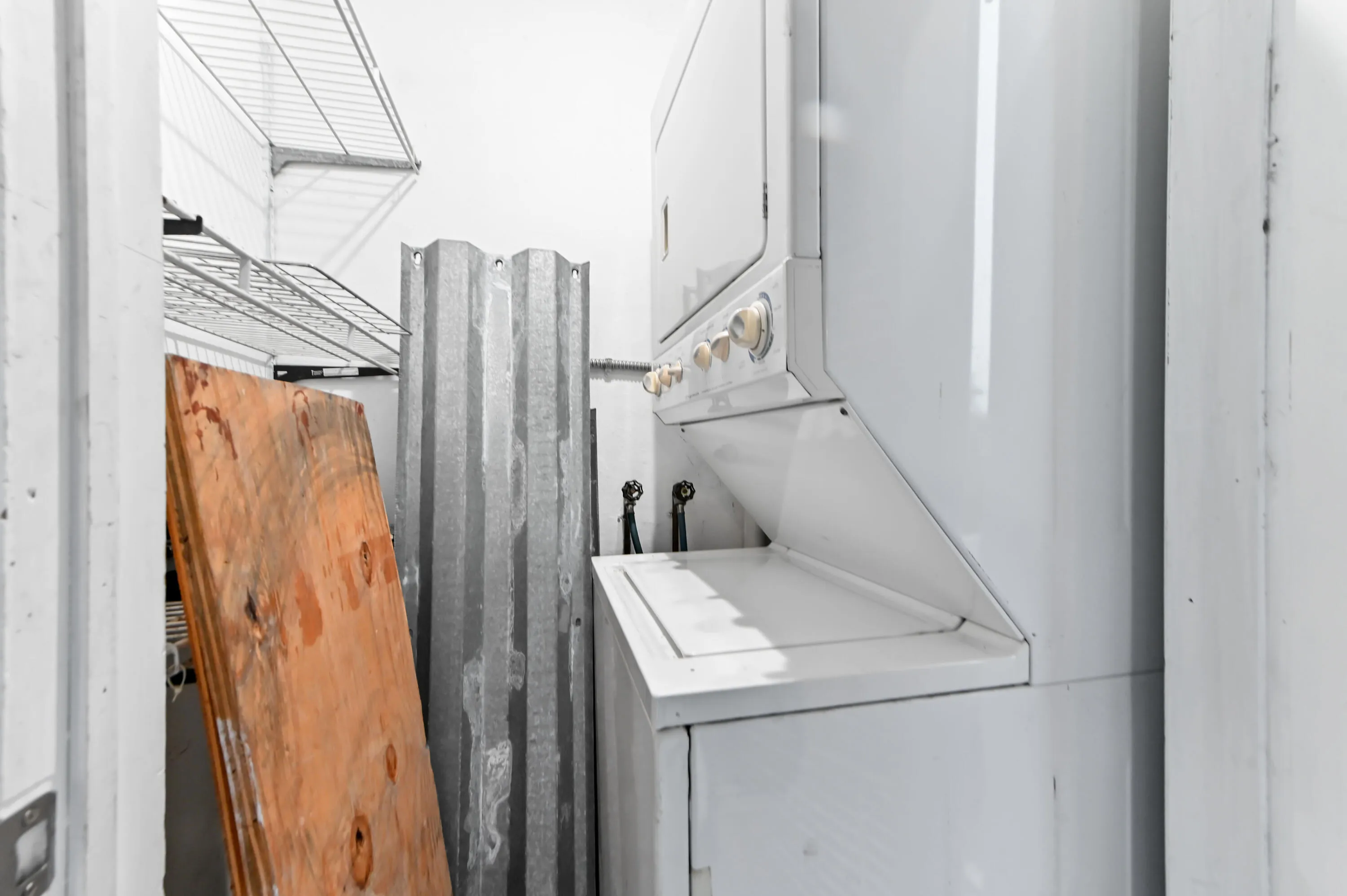 16 laundry room 01