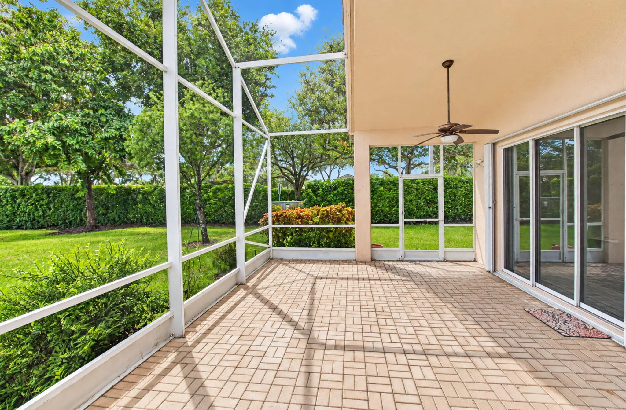 GREAT OUTDOOR SPACE FOR ENTERTAINING