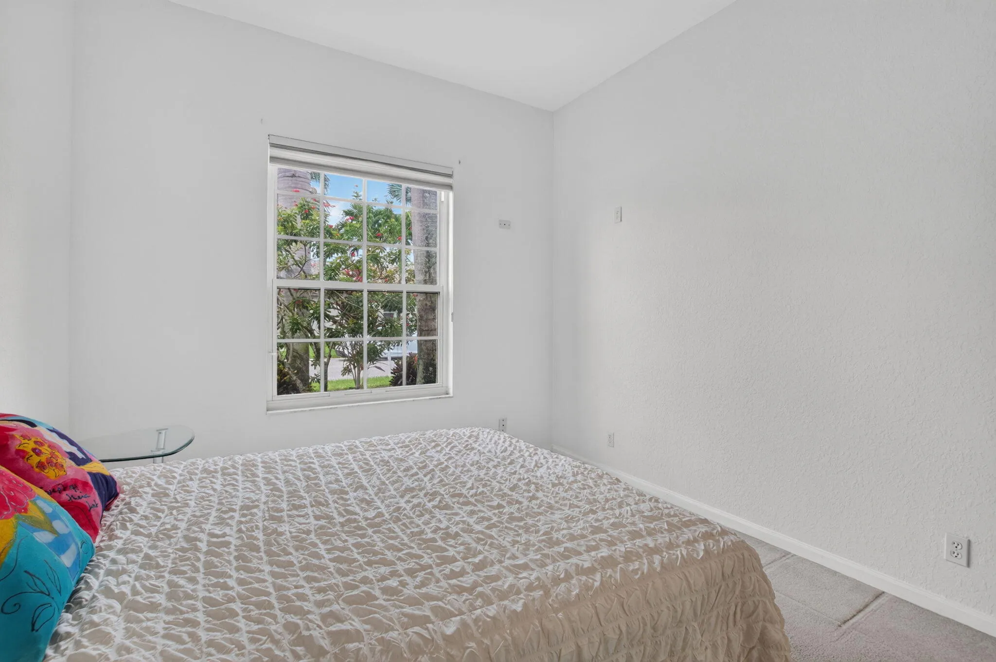 SUNNY AND BRIGHT GUEST BEDROOM
