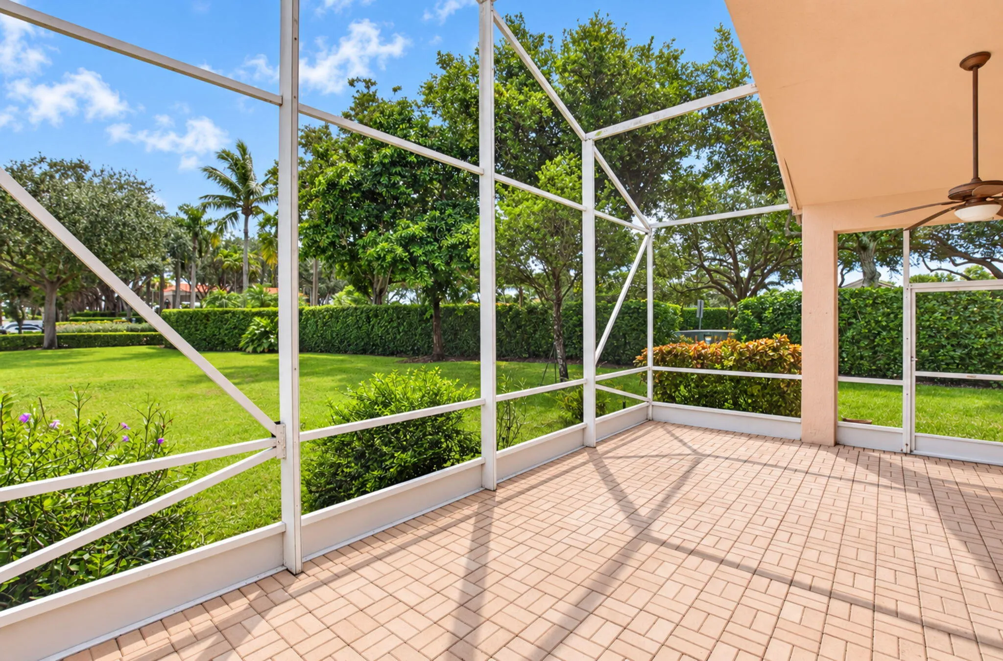 OVERSIZED LANAI WITH GREENSPACE VIEWS
