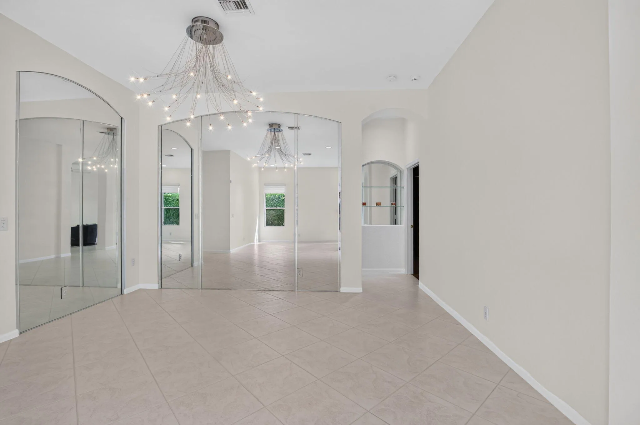 DINING ROOM PERFECT FOR ENTERTAINING