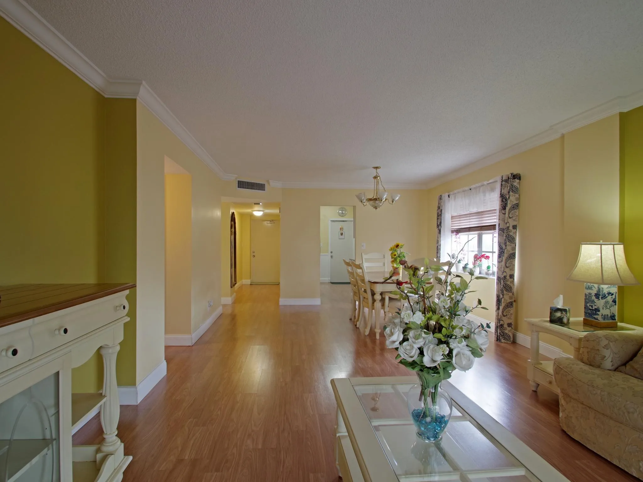 005-020-Living Room-2048x1536