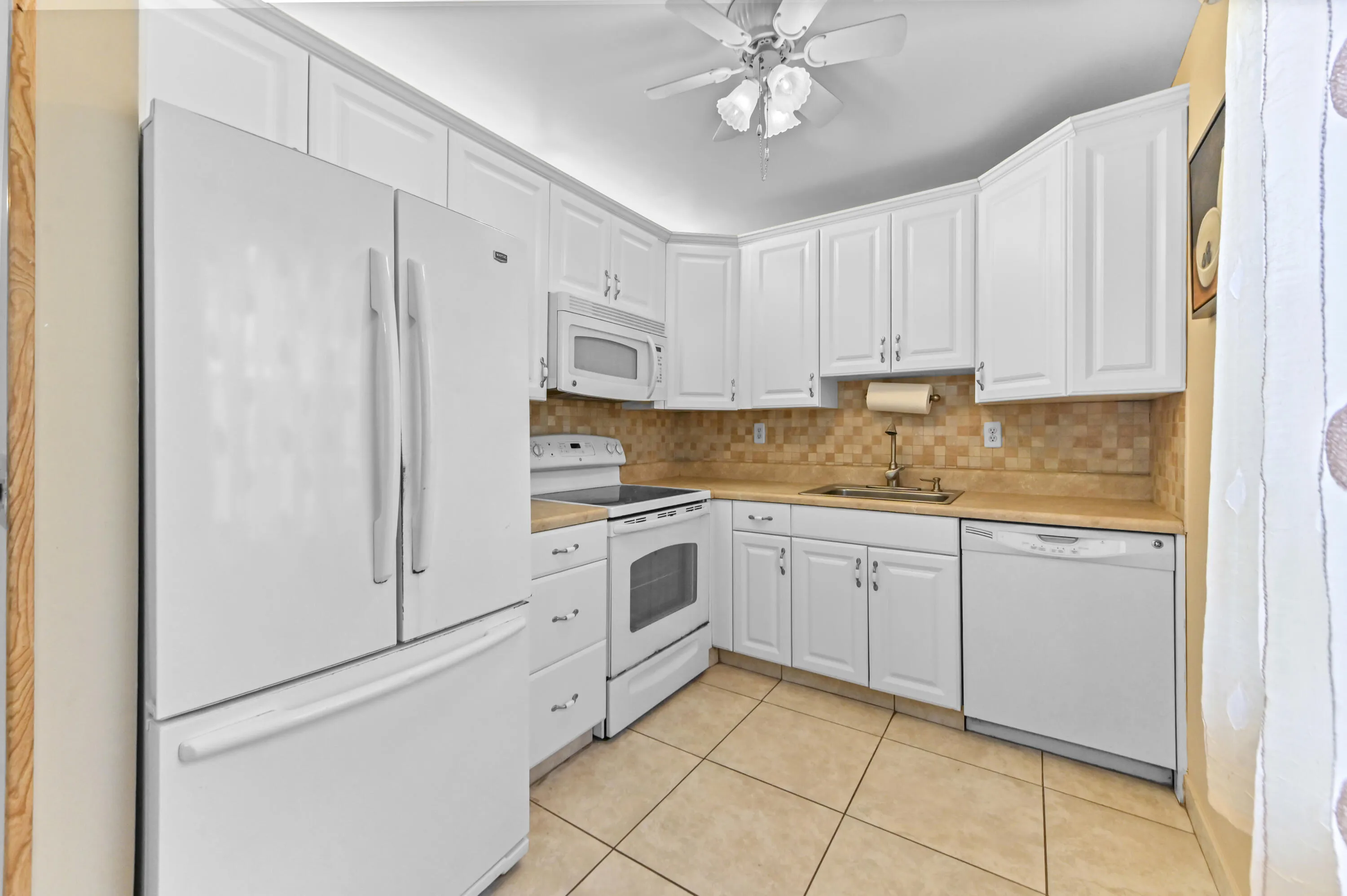 09 Kitchen 01