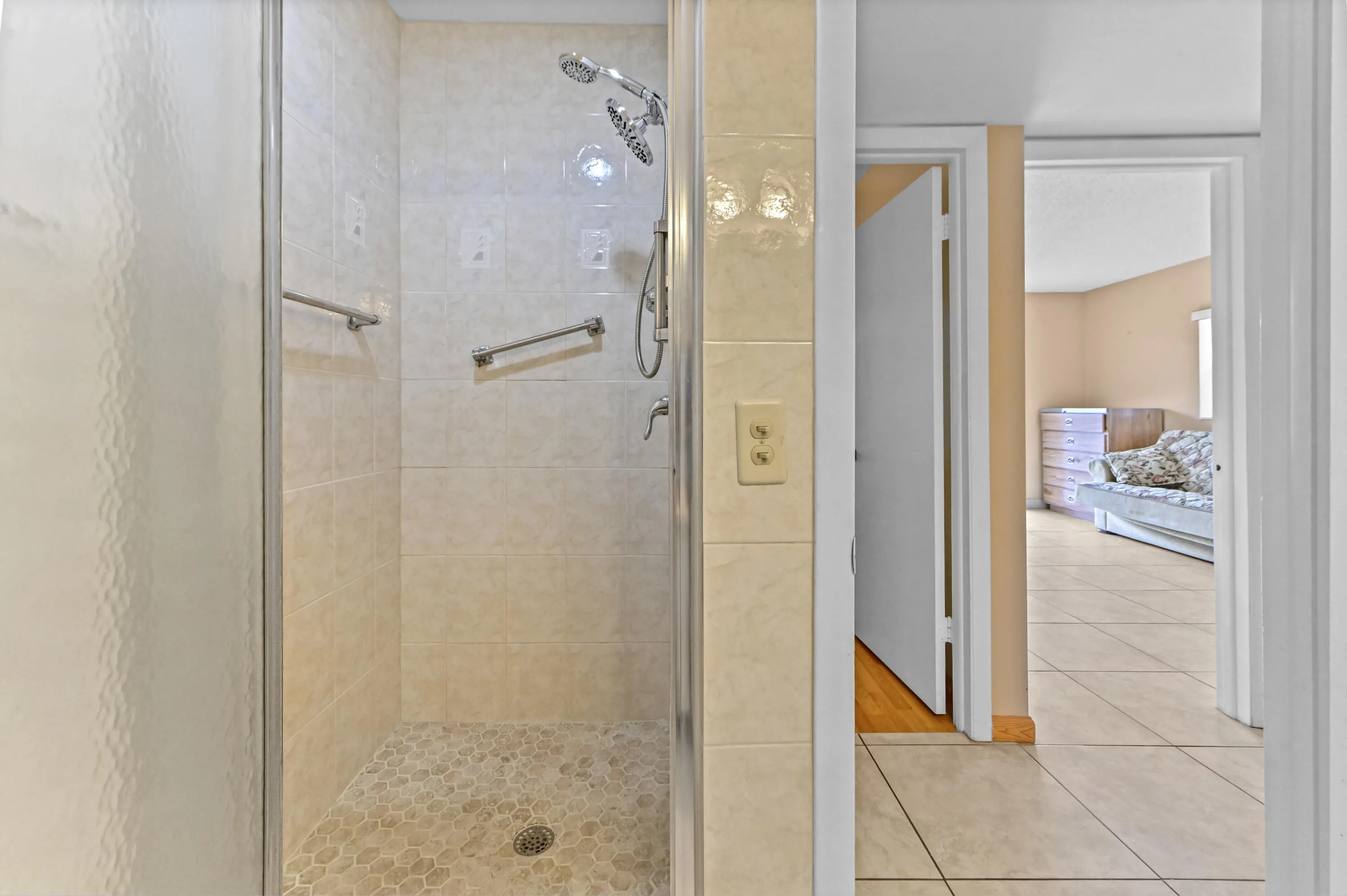 16 Bathroom 02