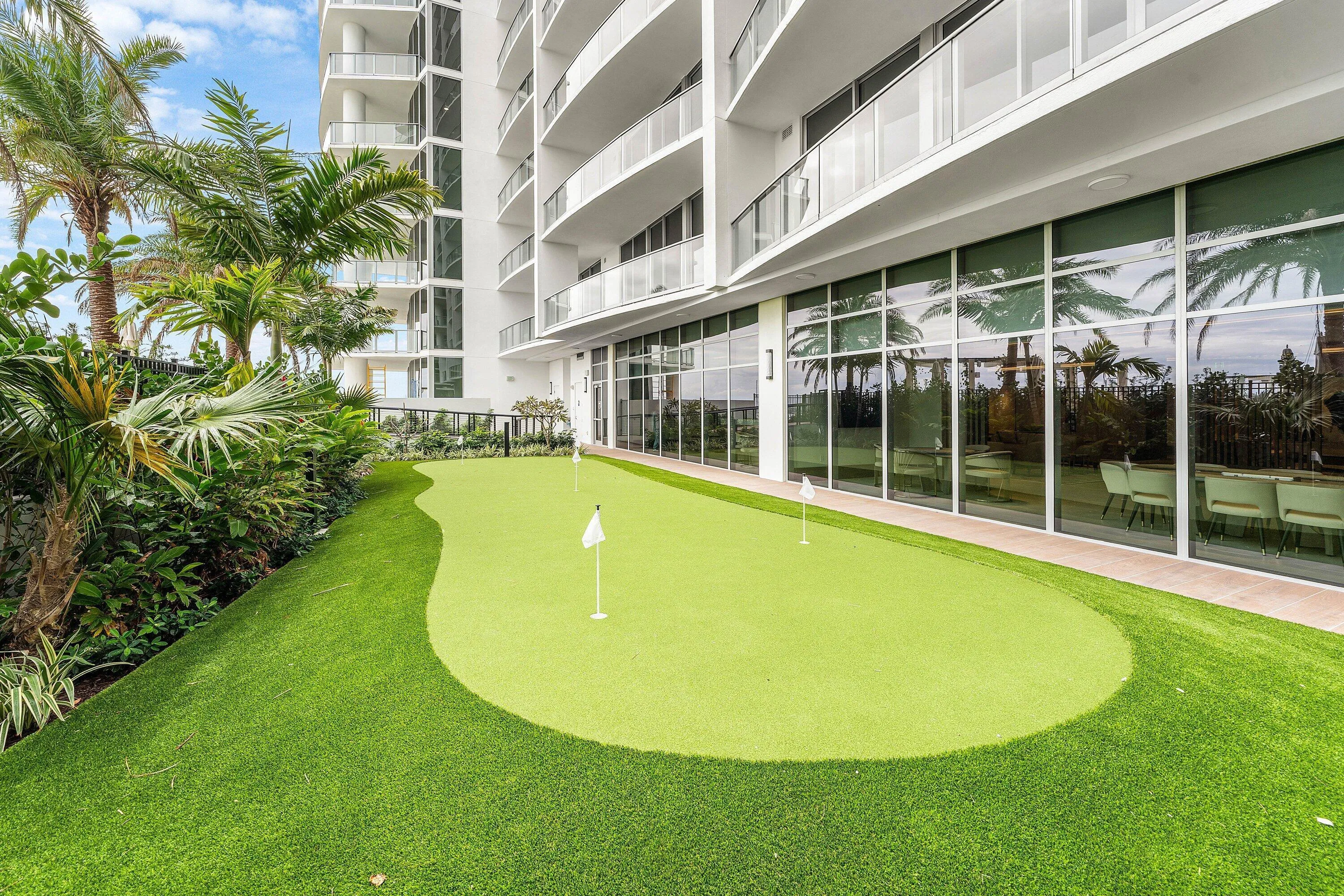 PUTTING GREEN