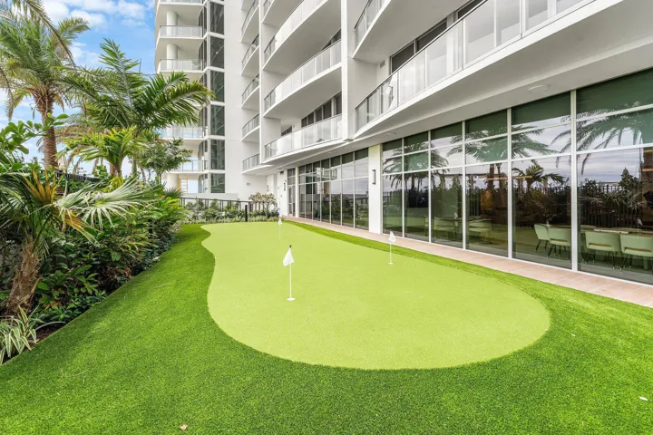 PUTTING GREEN