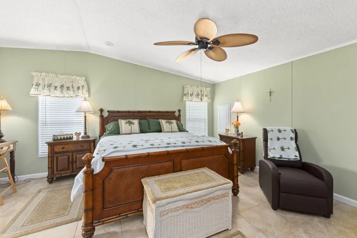 LARGE MASTER - KING SIZED BED