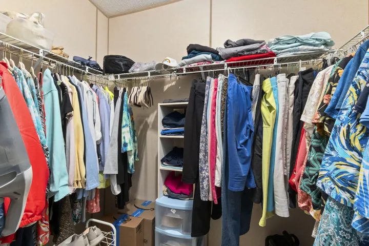 WALK-IN CLOSET