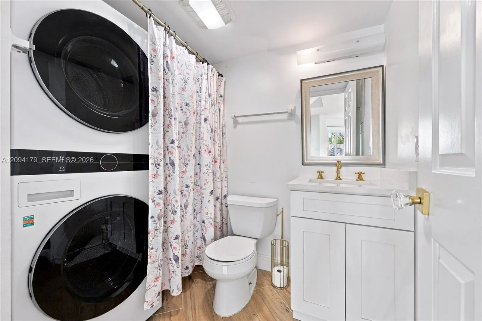Updated Half Bath w New Washer & Dryer