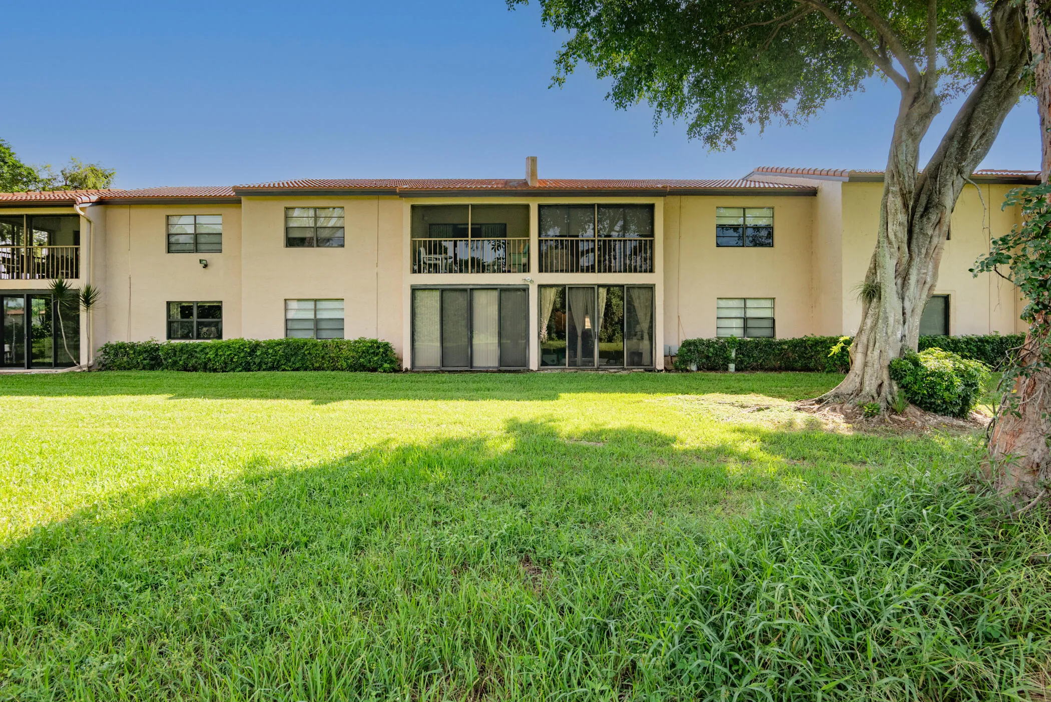 © Clark- 9282 Vista Del Lago D-012