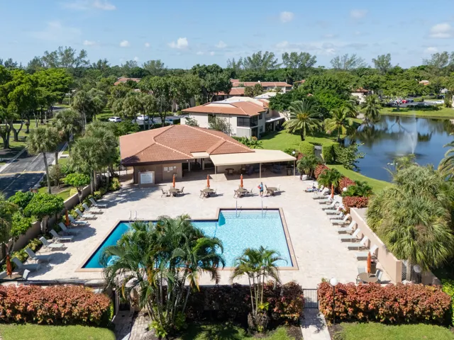© Clark-9282 Vista Del Lago D-042