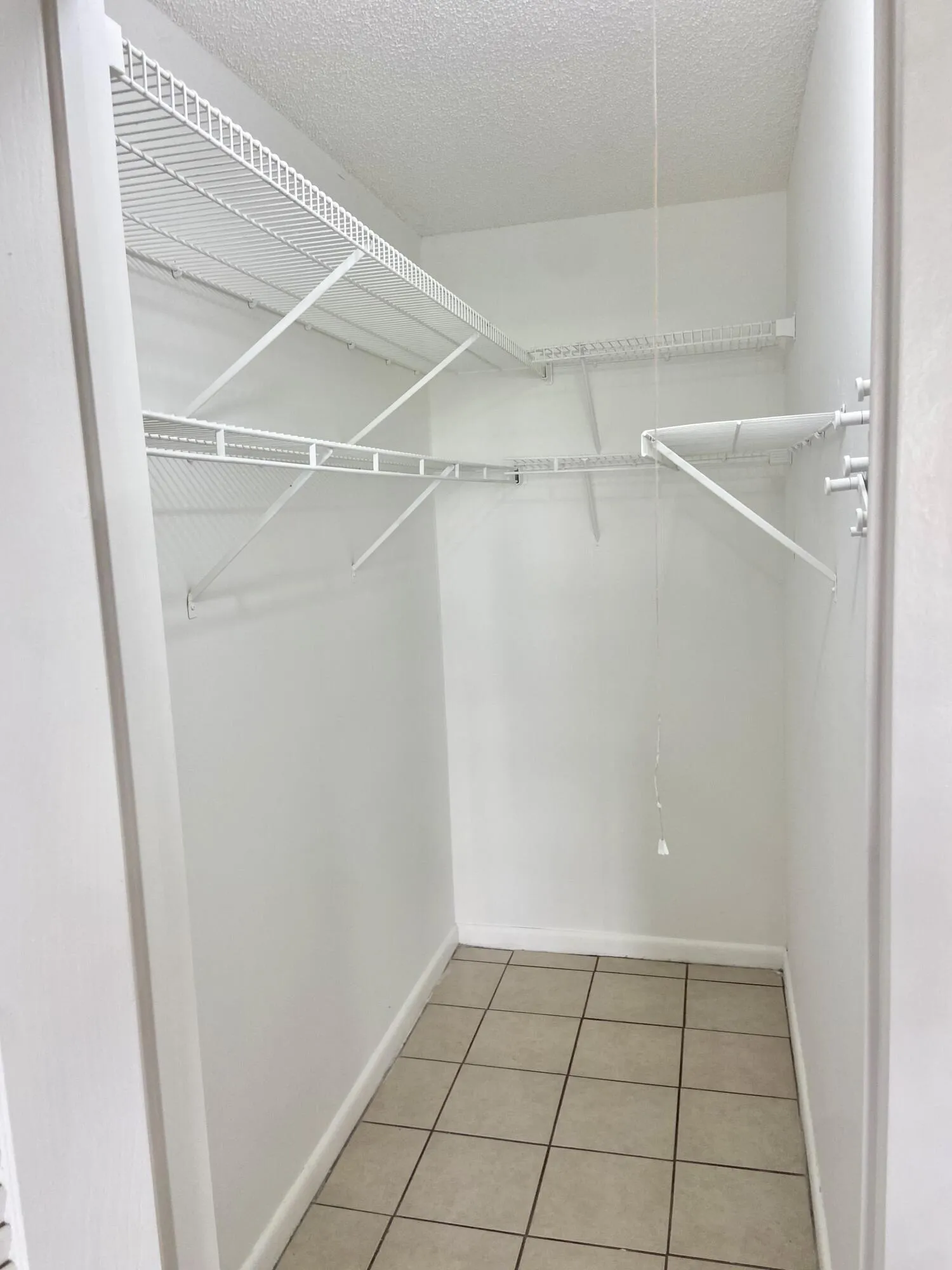 WALK-IN CLOSET BED 2