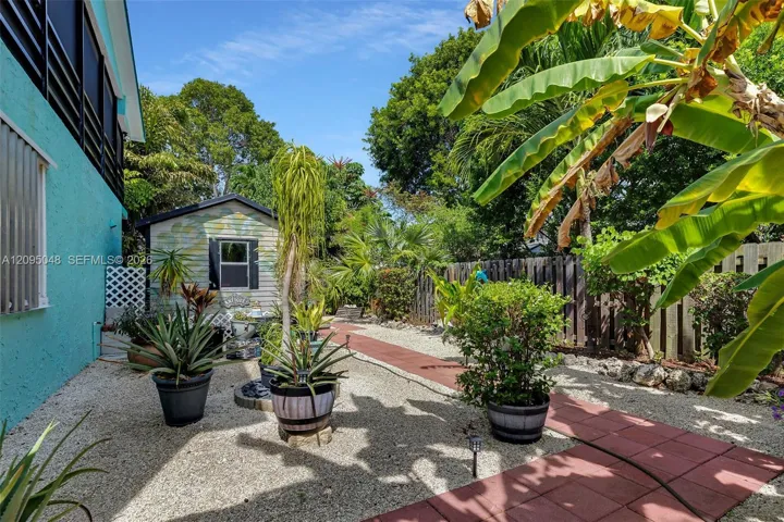 Backyard - Lots of garden areas