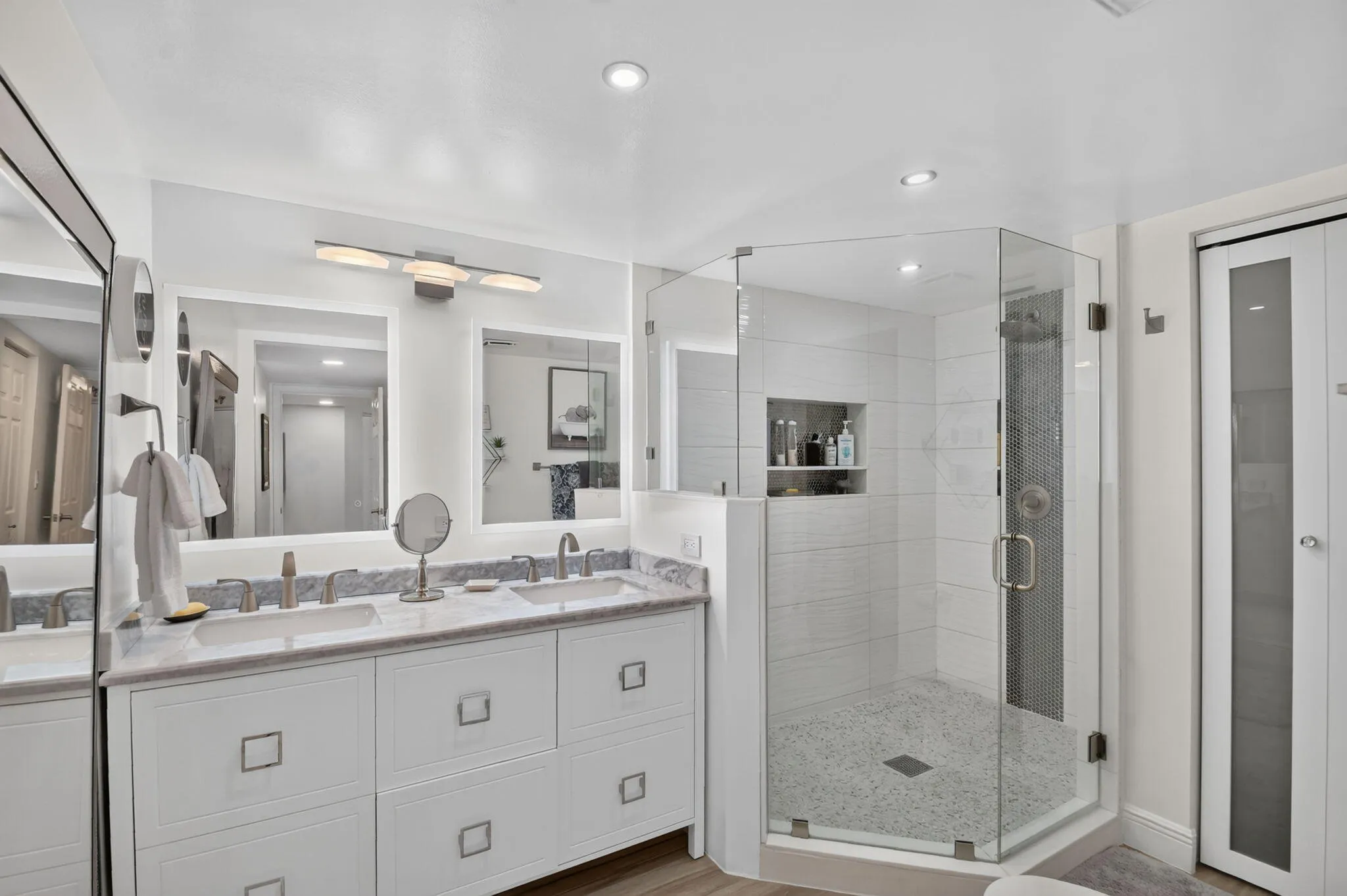 Seamless glass shower doors