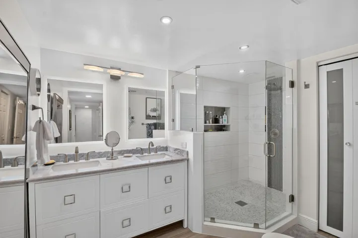 Seamless glass shower doors
