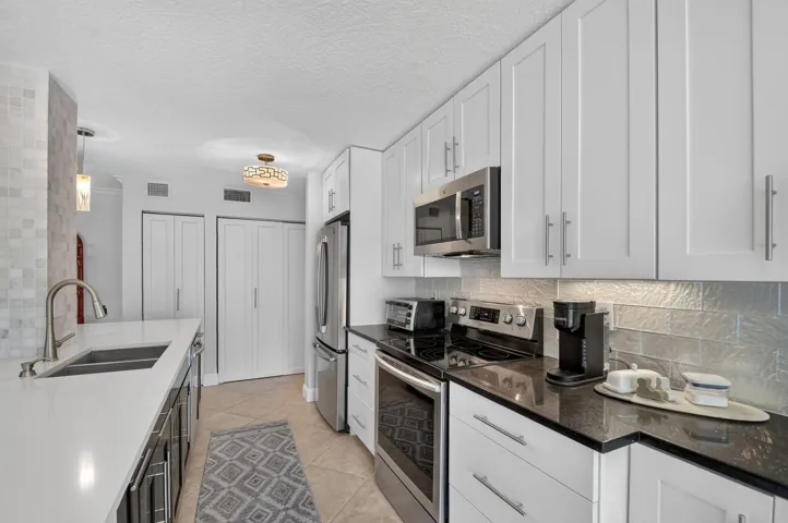 Loads of cabinets, pull out drawers etc...