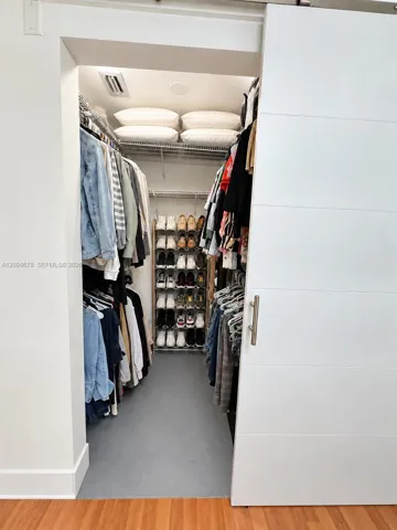 Walki-in closet