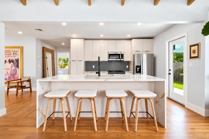 CHEFS EAT IN KITCHEN