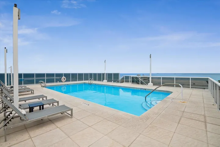 Rooftop Pool with views!