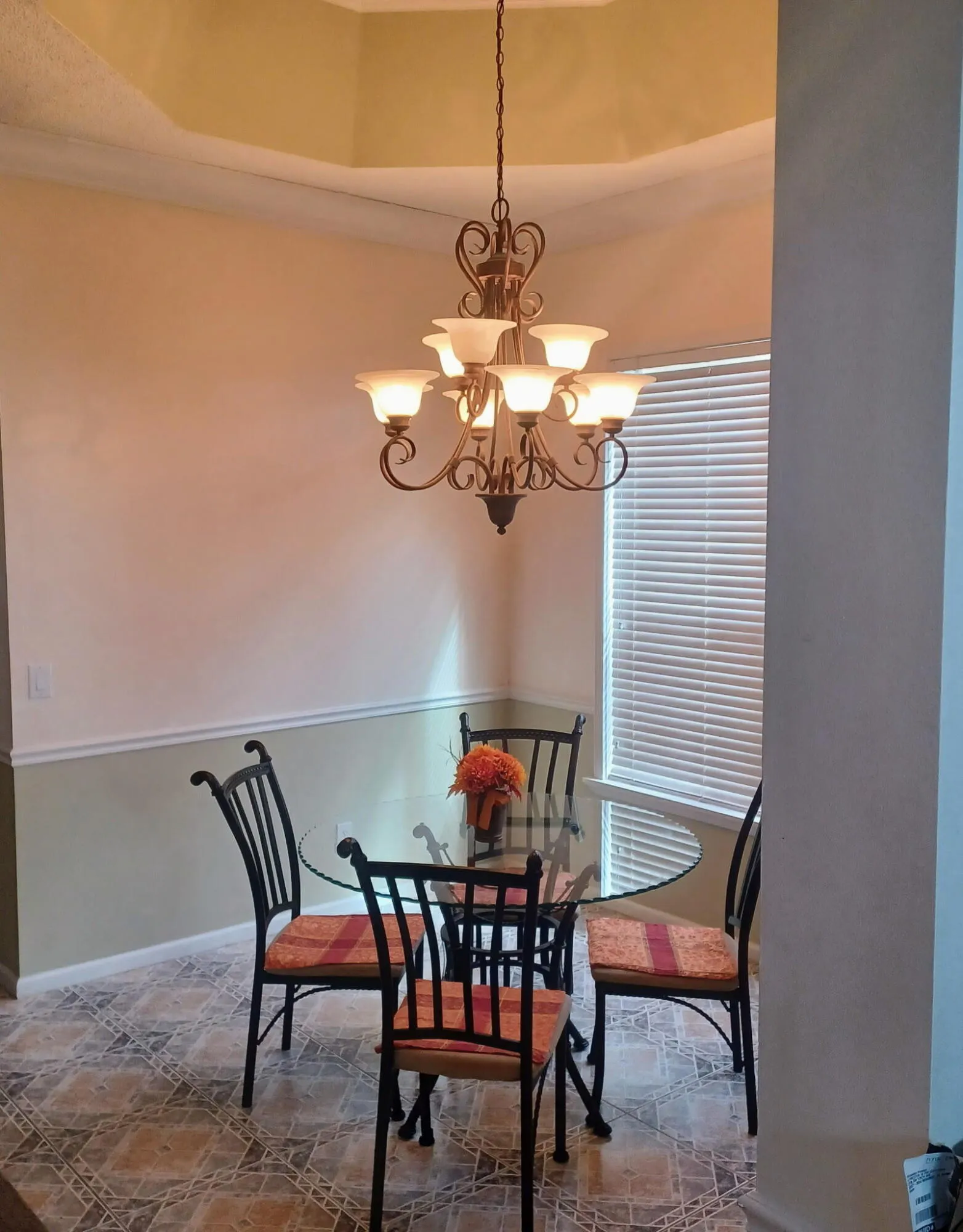 PRESTON DINING ROOM